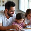 Familia feliz con calculadora
