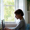 Persona trabajando desde casa en un ordenador